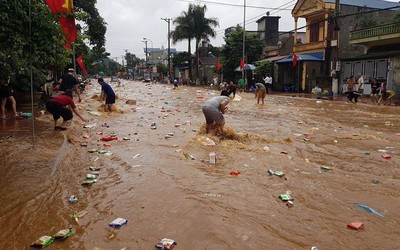 Sơn La: Người dân liều mình giữa dòng lũ chảy siết vớt hàng hoá bị cuốn trôi