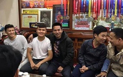 Phút quây quần bên gia đình của Quang Hải sau vinh quang vô địch AFF Cup 2018