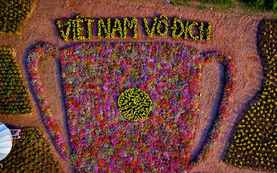 Chiêm ngưỡng “cúp vô địch” bằng hoa khổng lồ cổ vũ ĐT Việt Nam tại Asian Cup
