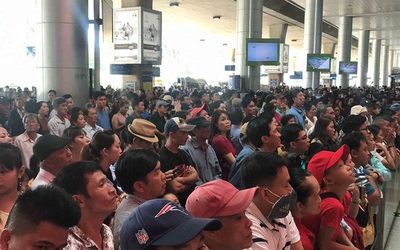 Chùm ảnh: Sân bay Tân Sơn Nhất kẹt cứng khi kiều bào về quê ăn tết