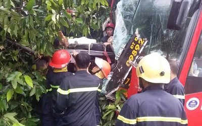 Tránh xe máy, xe khách giường nằm lao lên vỉa hè, hàng chục hành khách mắc kẹt