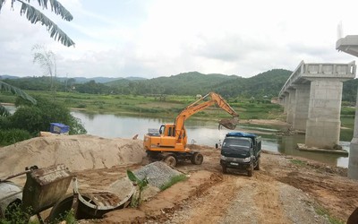 Nhọc nhằn kiếp sinh thành một cây cầu trên dòng sông Ngàn Phố