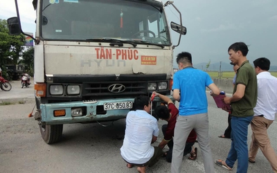 Người phụ nữ bị xe tải đâm tử vong khi đang phơi lúa trên QL1A