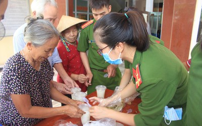 Hà Tĩnh: Cán bộ, chiến sỹ trại giam trích lương nấu cháo phát cho bệnh nhân nghèo