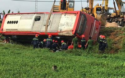 Hành khách mắc kẹt trong xe bị lật tử vong sau 3 tiếng đồng hồ giải cứu