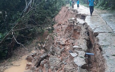 Hà Tĩnh: Mưa lớn sạt lở đất, chia cắt nhiều tuyến đường