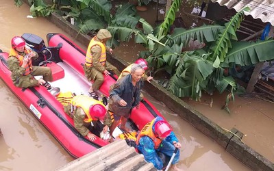 Chèo bè chuối đi trong lũ, nam sinh lớp 10 bị lật mất tích