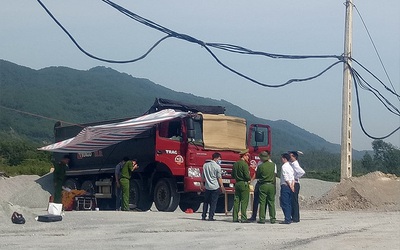 Công an tìm thấy gì trong buồng lái, nơi tài xế xe tải tử vong?