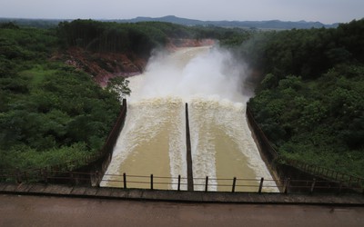 Hạ du ngập sâu trong biển nước, hồ Kẻ Gỗ xả lũ đúng quy trình