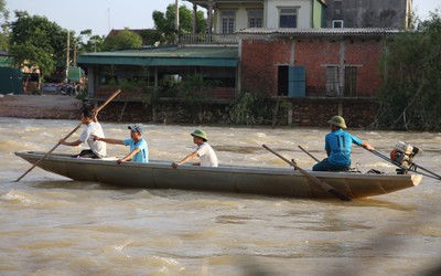 Những người hùng chân đất cứu hàng trăm người trong lũ dữ