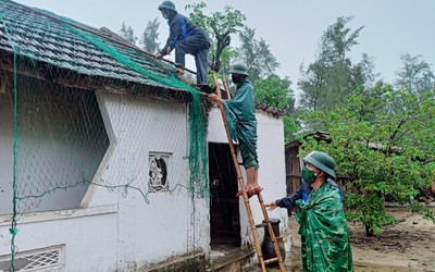 Bão số 8 áp sát, người dân Hà Tĩnh lo lắng gia cố nhà cửa