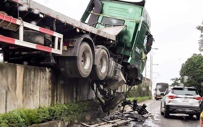 Khiếp đảm hình ảnh xe đầu kéo lơ lửng trên lan can cầu vượt