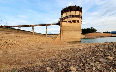 Hạn hán kéo dài, mực nước hồ Kẻ Gỗ xuống thấp