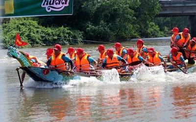 Hà Tĩnh: Náo nức lễ hội đua thuyền trên sông Rào Cái