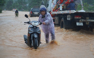 Tìm thấy thi thể nam sinh lớp 8 bị nước lũ cuốn trôi trên đường