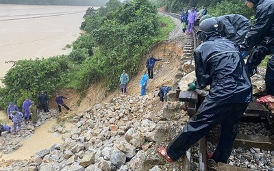 Xuyên mưa đêm, 100 công nhân vác đá vá đường sắt Bắc - Nam