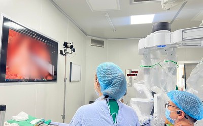 Lần đầu tiên bệnh nhân ung thư được mổ nội soi bằng hệ thống robot