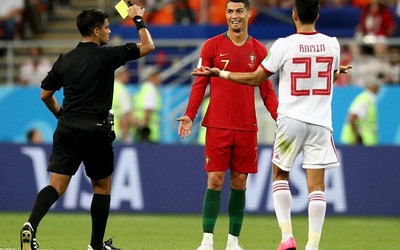 Ronaldo thoát thẻ đỏ ở tình huống gây tranh cãi, Bồ Đào Nha đi tiếp