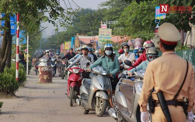 Nghịch lý: Làn buýt nhanh BRT trống trơn, người dân dắt xe máy kín vỉa hè vì tắc đường