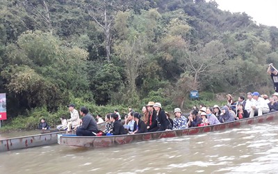 Chông chênh thuyền chở khách không phao ở lễ hội chùa Hương