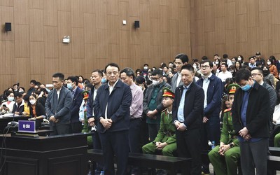 Chủ tịch Tân Hoàng Minh rơi nước mắt khi nghe luật sư bào chữa cho con trai