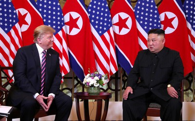 Chuyên gia ngôn ngữ cơ thể: Ông Trump và ông Kim có sự hòa hợp trong khoảnh khắc đầu tiên gặp nhau ở Hà Nội