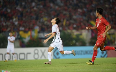 Bàn thắng “hụt” của Văn Toàn là 1 trong 5 khoảnh khắc gây tranh cãi vòng bảng AFF Cup 2018