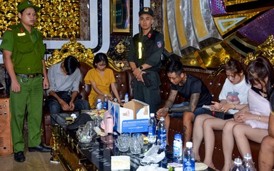 Bắt quả tang nhiều nam thanh nữ tú phê ma túy cùng nhân viên quán karaoke