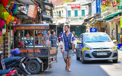 Lấn chiếm vỉa hè, lòng đường “căn bệnh mãn tính" chưa có thuốc đặc trị