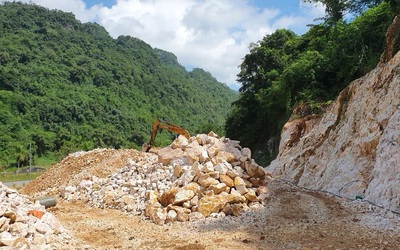 Bắc Kạn: Cả dân lẫn doanh nghiệp khai thác đá trái phép trên đất rừng