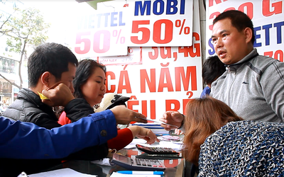 Clip: Chen lấn, xếp hàng mua hàng chục triệu đồng tiền thẻ ngày cuối khuyến mại 50%