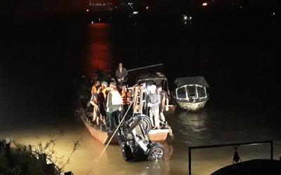 Tìm thấy 2 thi thể cùng chiếc ô tô lao từ cầu Chương Dương xuống sông Hồng