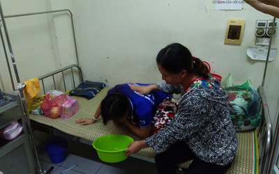 Công nhân nhập viện ở Nam Định tăng lên hàng trăm người: Công nhân ngửi thấy mùi giống thuốc sâu