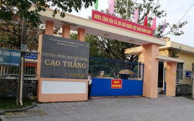 Kỷ luật cảnh cáo thầy giáo bóp má nữ sinh lớp 10, nói lời "thầy tán em được không"