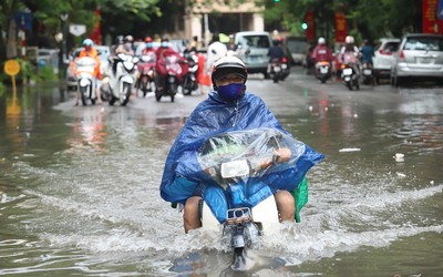 Công ty thoát nước lý giải nguyên nhân nhiều tuyến phố Hà Nội ngập sâu do mưa lớn