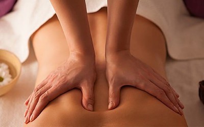 Công an giải cứu các cô gái trẻ bị chủ cơ sở massage "mua đi bán lại"