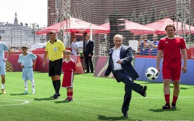 World Cup 2018: Tổng thống Putin trổ tài chơi bóng trên Quảng trường Đỏ