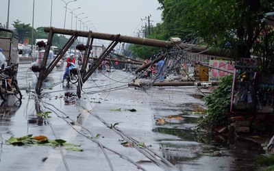 Vũng Tàu: Lốc xoáy làm hàng loạt cột điện bị đổ trên QL51