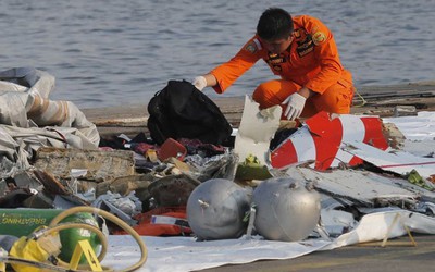 Vụ rơi máy bay Boeing 737 ở Indonesia: Xác định được vị trí 2 hộp đen, dự báo không có người sống sót