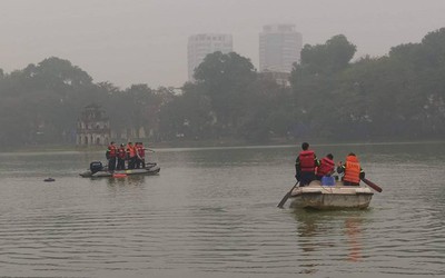 Hà Nội: Trục vớt thi thể nam thanh niên nghi “ngáo đá” nhảy xuống hồ Hoàn Kiếm