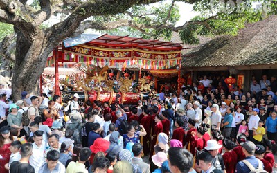 Cận cảnh hàng trăm thanh niên trai tráng rước pháo gần 1 tấn ở lễ hội Đồng Kỵ