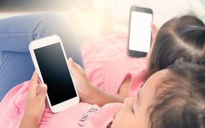 Cho con sử dụng smartphone ở độ tuổi nào là hợp lý?