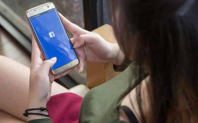 Con ốm nhập viện, vợ không nói gì chỉ chụp ảnh đăng Facebook than vãn