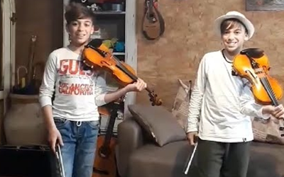 Cặp song sinh 12 tuổi vui vẻ biểu diễn violin online dù đang bị cách ly tại nhà vì dịch Covid-19