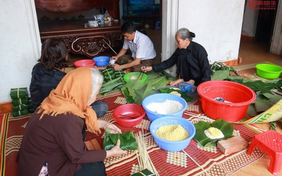 Người dân Hà Nội gói hàng ngàn chiếc bánh chưng ủng hộ miền Trung