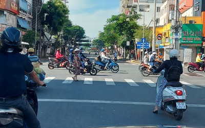 Tp. Hồ Chí Minh: Người dân ra đường vẫn còn đông