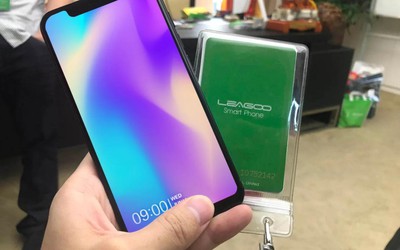 Xuất hiện smartphone mang "tai thỏ" giống y chang iPhone X