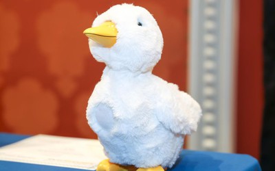 Vịt Aflac, chú robot siêu dễ thương hỗ trợ điều trị ung thư cho trẻ nhỏ