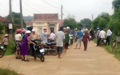 Cán bộ chặn xe đám cưới đòi tiền làm đường: Phản cảm và vi phạm pháp luật