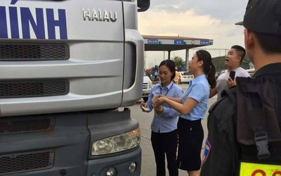 Hưng Yên: Quốc lộ 5 tắc nghẽn nhiều giờ do tài xế dùng tiền lẻ trả phí BOT